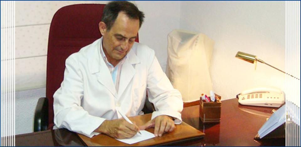 Urólogo José Miguel Jiménez doctor en escritorio 
